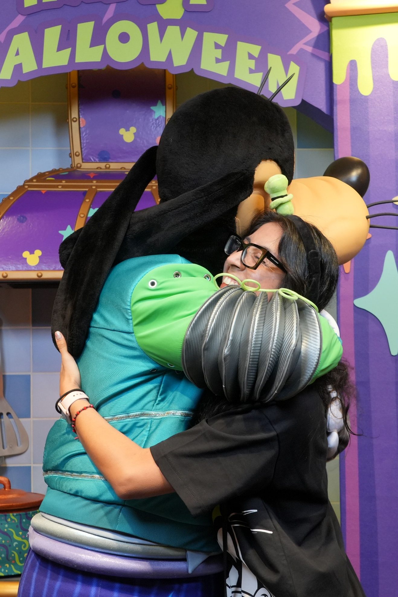 Goofy hugging a guest at Goofy’s Kitchen.